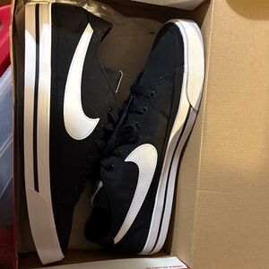 Nike Men's Black and White Low-Top Sneakers